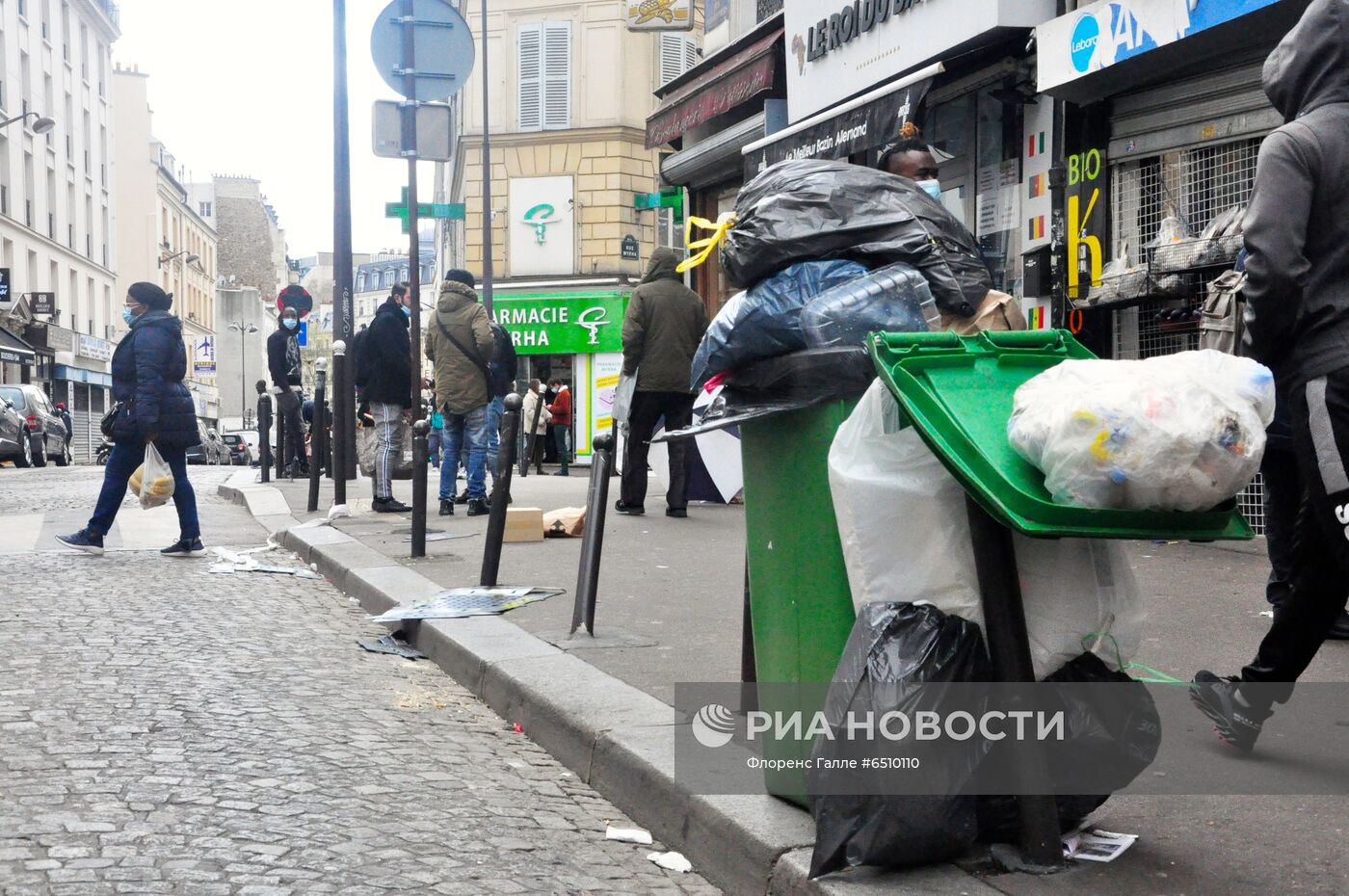 Мусор на улицах Парижа