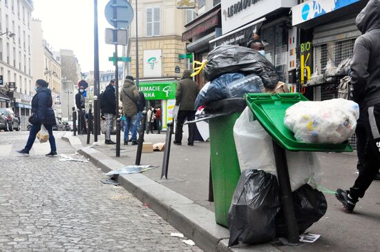 Мусор на улицах Парижа