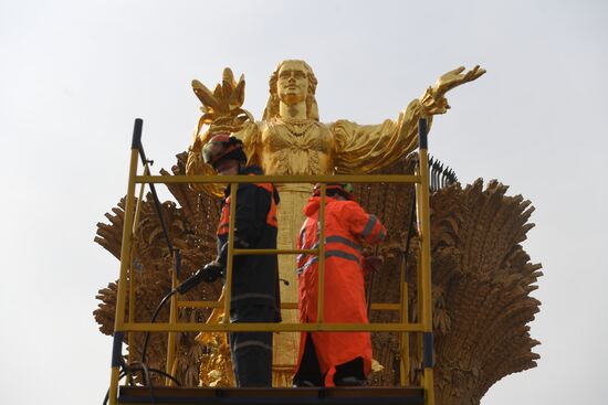 Монумент "Покорителям космоса" и фонтаны помыли после зимы на ВДНХ