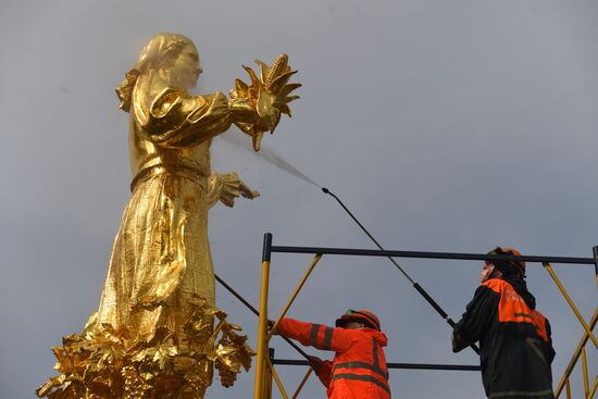 Монумент "Покорителям космоса" и фонтаны помыли после зимы на ВДНХ