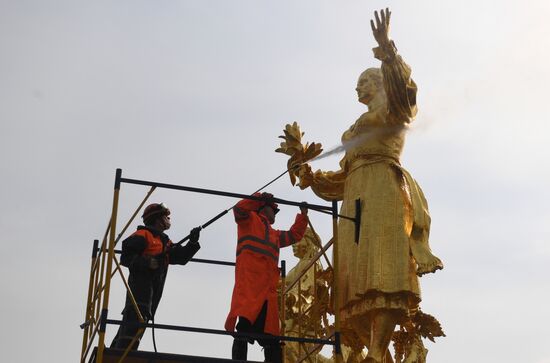 Монумент "Покорителям космоса" и фонтаны помыли после зимы на ВДНХ