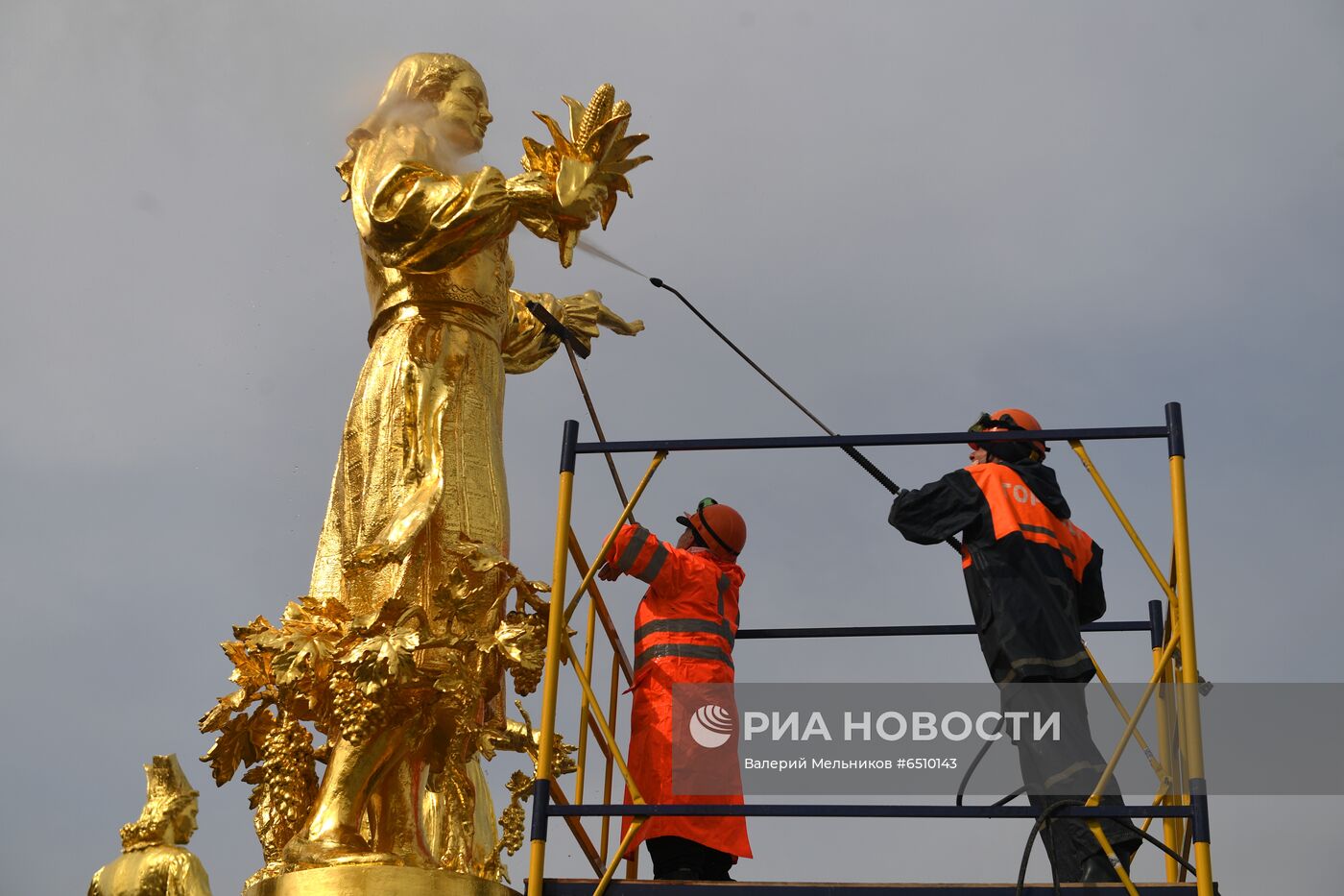 Монумент "Покорителям космоса" и фонтаны помыли после зимы на ВДНХ