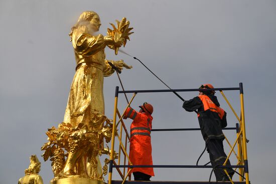 Монумент "Покорителям космоса" и фонтаны помыли после зимы на ВДНХ