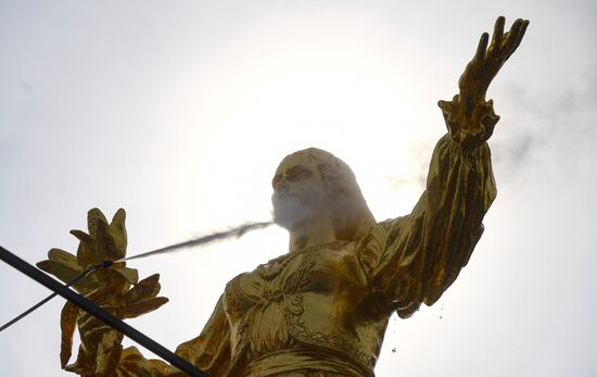 Монумент "Покорителям космоса" и фонтаны помыли после зимы на ВДНХ