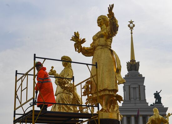 Монумент "Покорителям космоса" и фонтаны помыли после зимы на ВДНХ