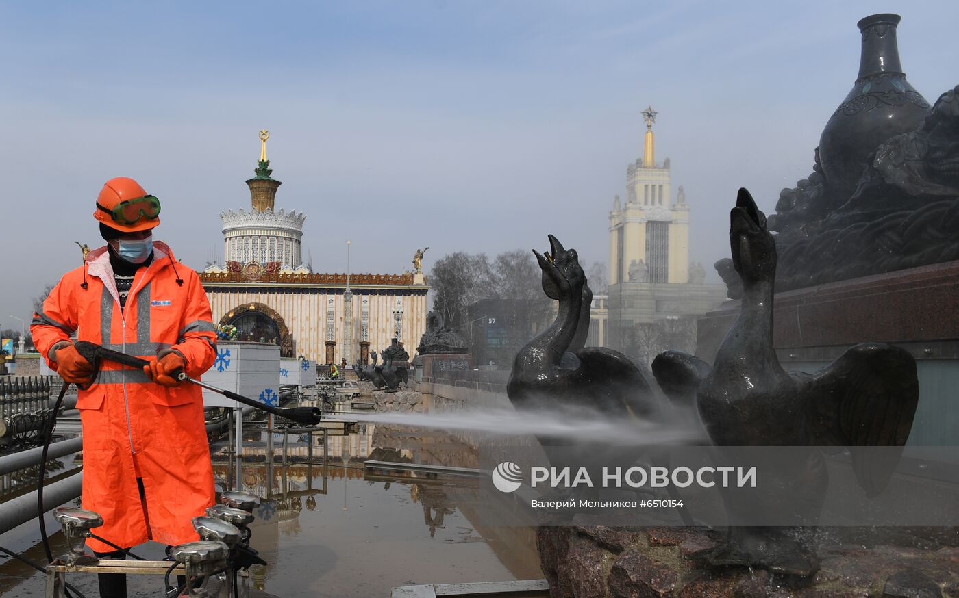 Монумент "Покорителям космоса" и фонтаны помыли после зимы на ВДНХ