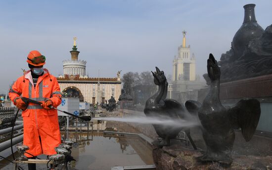 Монумент "Покорителям космоса" и фонтаны помыли после зимы на ВДНХ