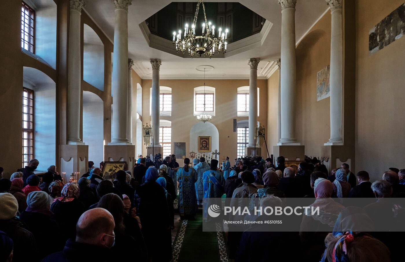 Первое за 88 лет богослужение в Верхнем храме Благовещенской церкви Александро-Невской лавры