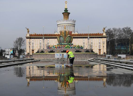 Монумент "Покорителям космоса" и фонтаны помыли после зимы на ВДНХ