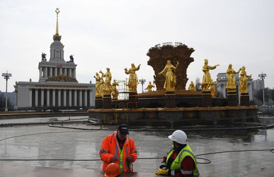 Монумент "Покорителям космоса" и фонтаны помыли после зимы на ВДНХ