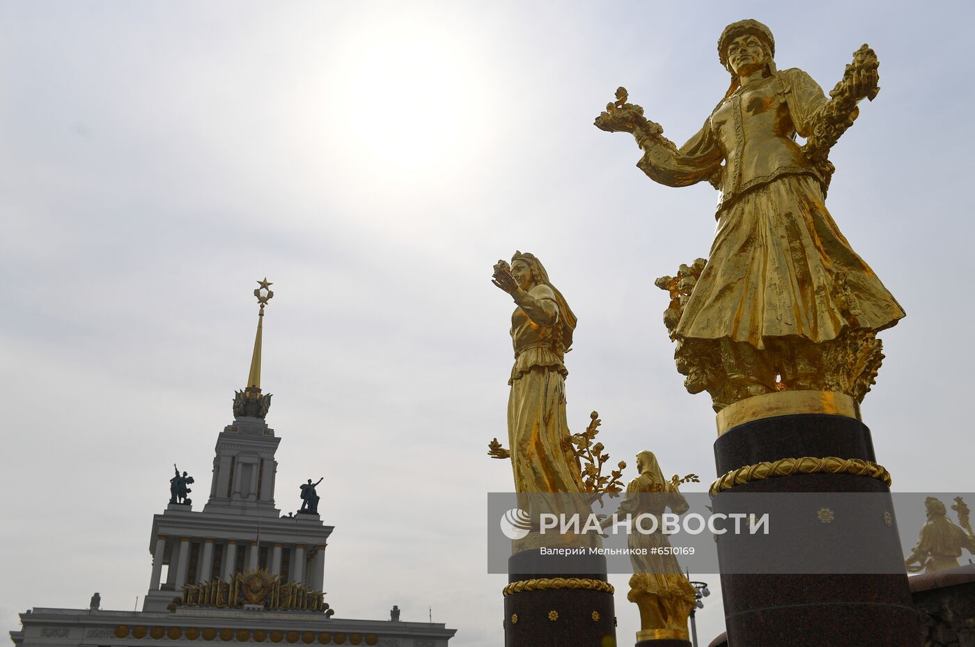 Монумент "Покорителям космоса" и фонтаны помыли после зимы на ВДНХ