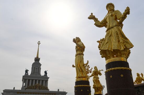 Монумент "Покорителям космоса" и фонтаны помыли после зимы на ВДНХ