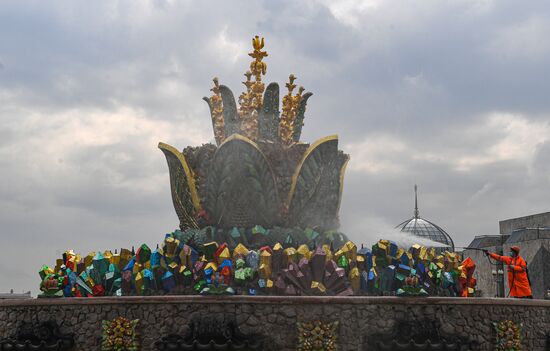 Монумент "Покорителям космоса" и фонтаны помыли после зимы на ВДНХ