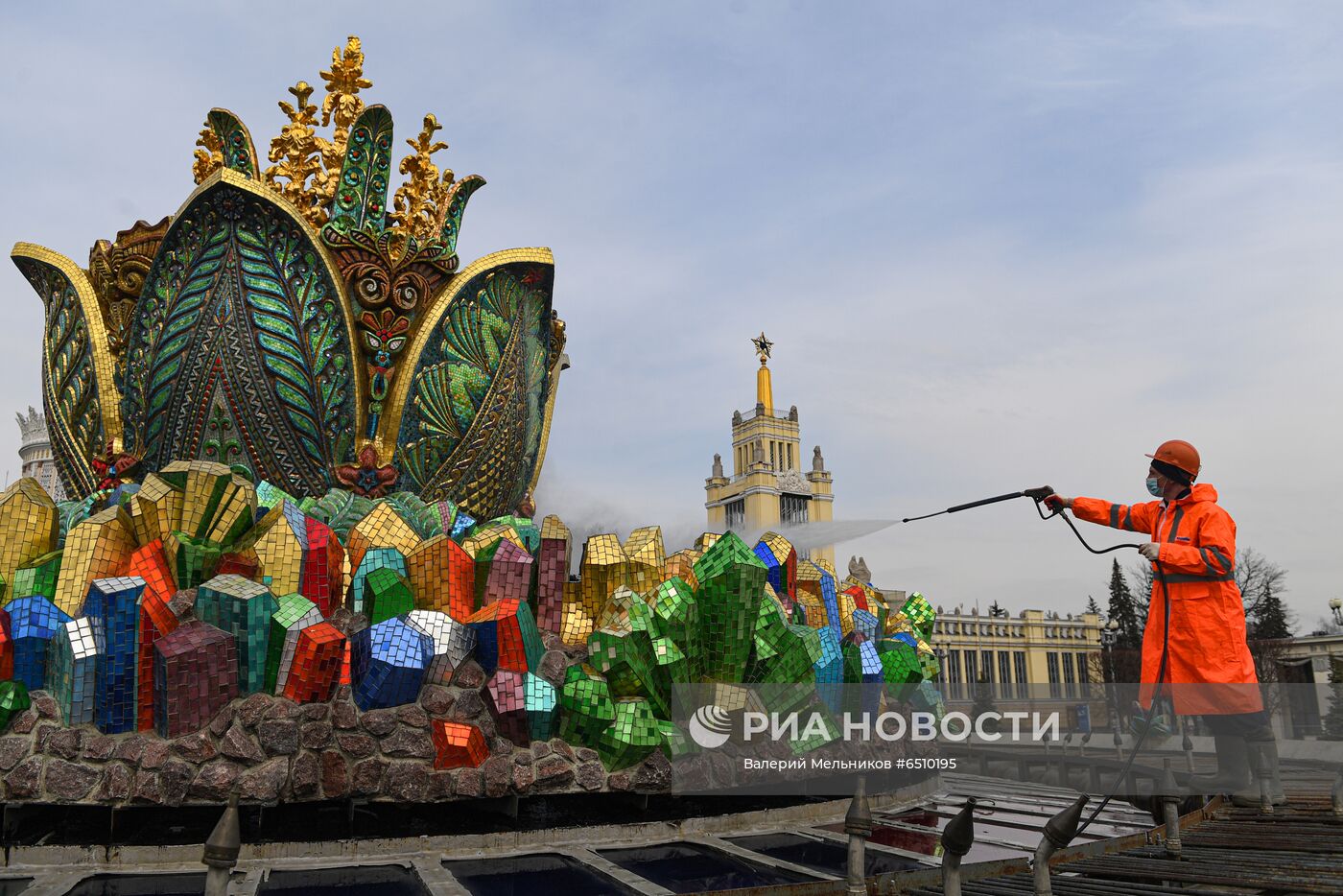 Монумент "Покорителям космоса" и фонтаны помыли после зимы на ВДНХ