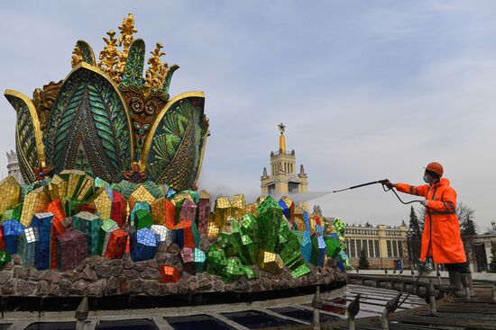 Монумент "Покорителям космоса" и фонтаны помыли после зимы на ВДНХ