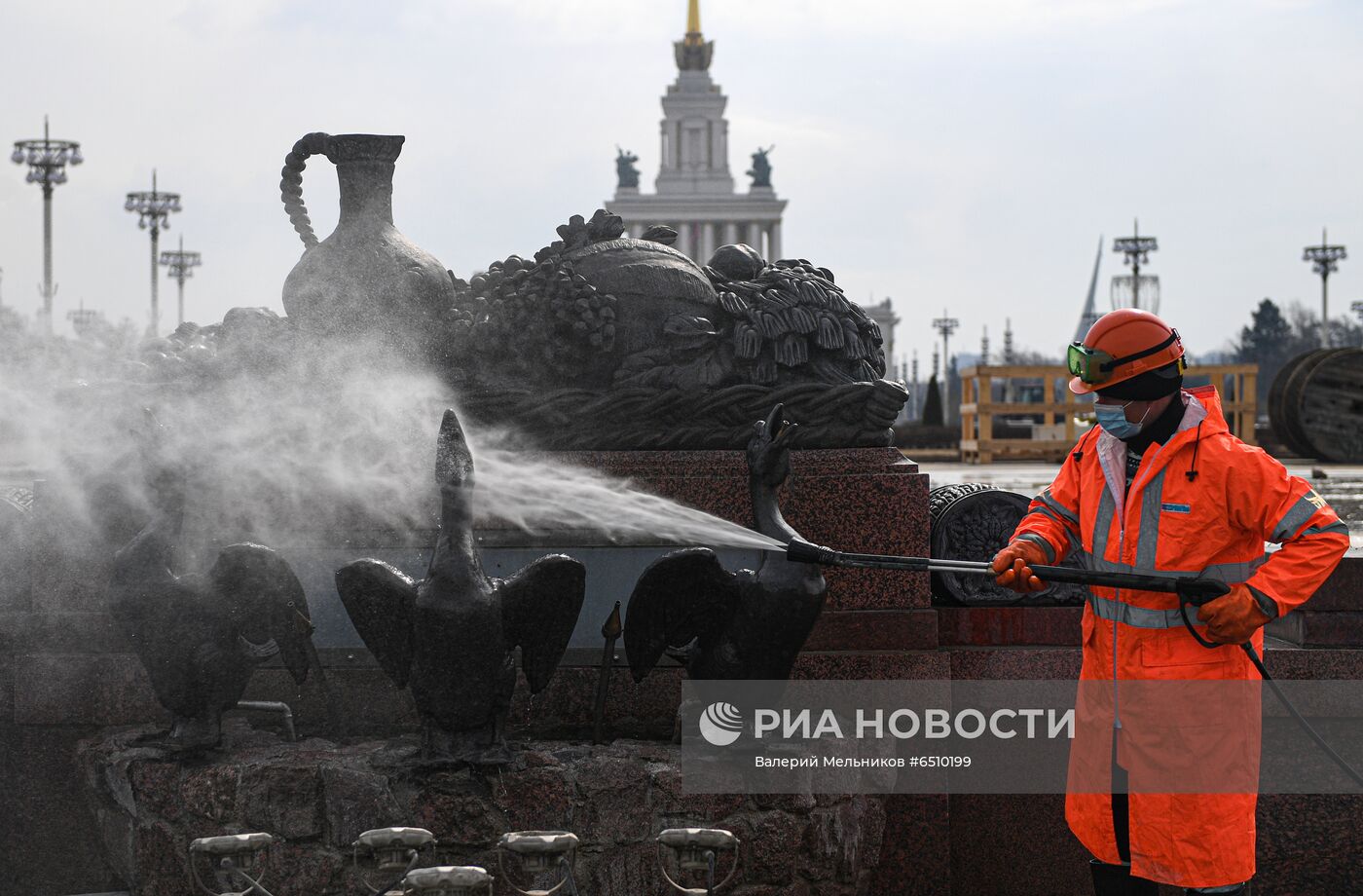 Монумент "Покорителям космоса" и фонтаны помыли после зимы на ВДНХ