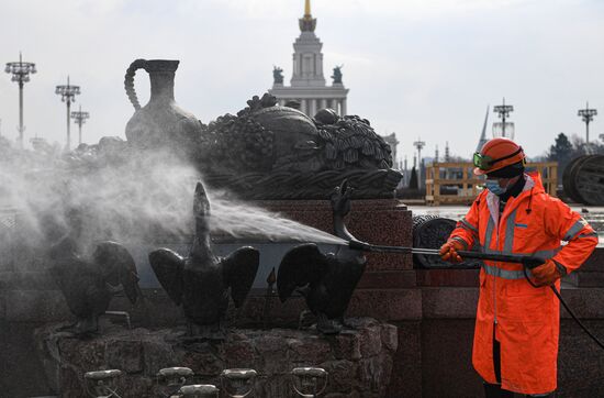 Монумент "Покорителям космоса" и фонтаны помыли после зимы на ВДНХ