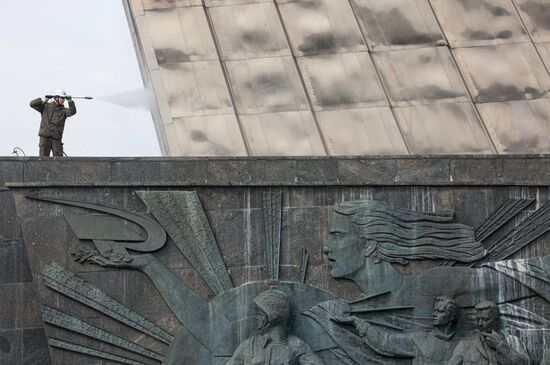 Монумент "Покорителям космоса" и фонтаны помыли после зимы на ВДНХ