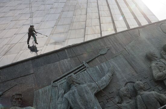 Монумент "Покорителям космоса" и фонтаны помыли после зимы на ВДНХ