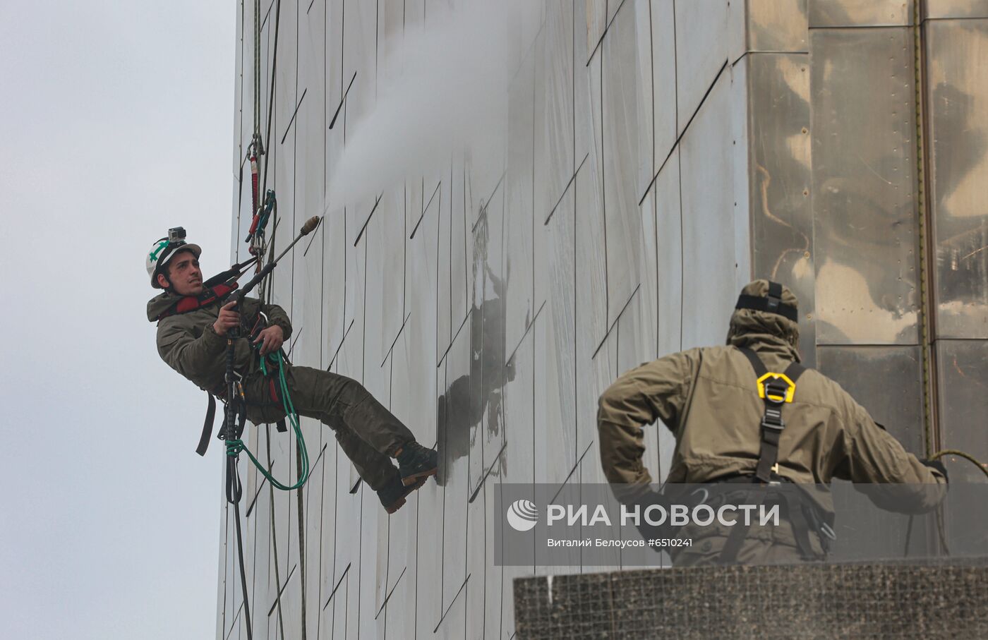 Монумент "Покорителям космоса" и фонтаны помыли после зимы на ВДНХ