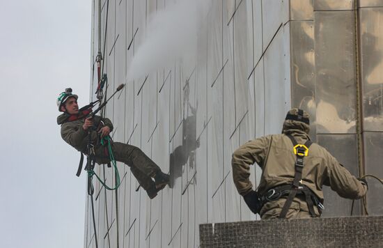 Монумент "Покорителям космоса" и фонтаны помыли после зимы на ВДНХ