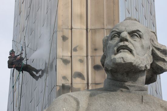 Монумент "Покорителям космоса" и фонтаны помыли после зимы на ВДНХ