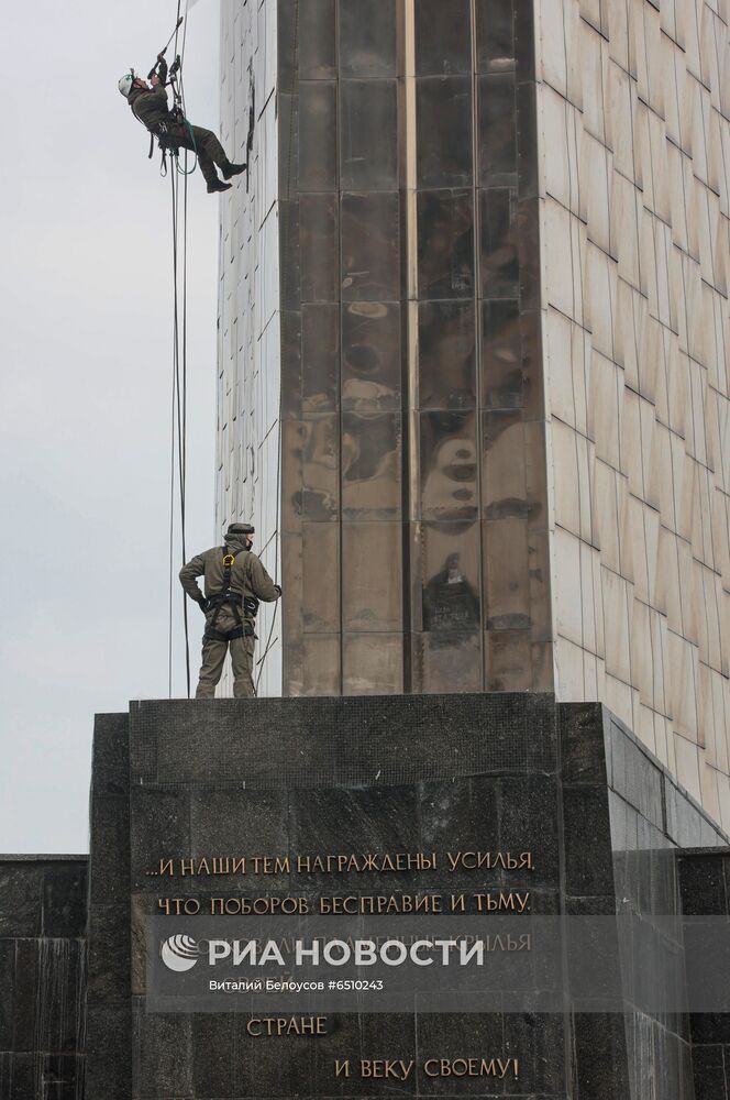 Монумент "Покорителям космоса" и фонтаны помыли после зимы на ВДНХ