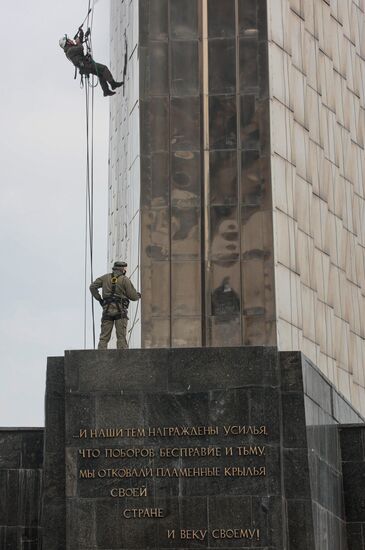 Монумент "Покорителям космоса" и фонтаны помыли после зимы на ВДНХ