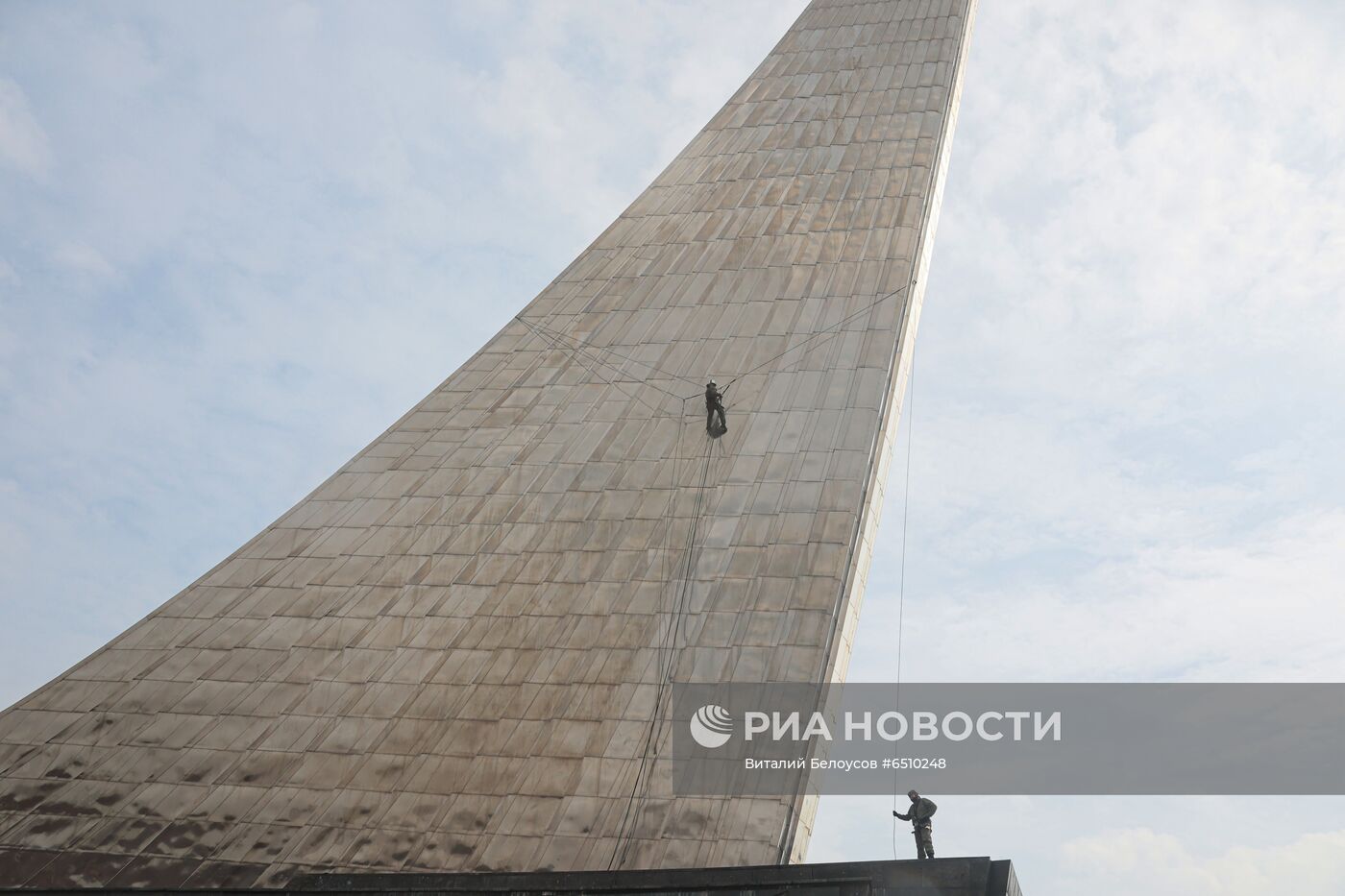 Монумент "Покорителям космоса" и фонтаны помыли после зимы на ВДНХ