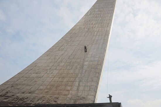 Монумент "Покорителям космоса" и фонтаны помыли после зимы на ВДНХ
