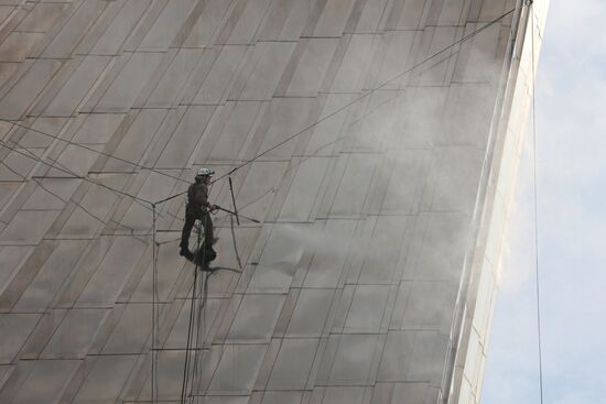 Монумент "Покорителям космоса" и фонтаны помыли после зимы на ВДНХ