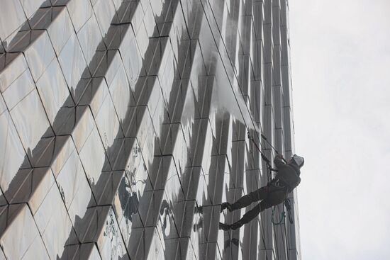 Монумент "Покорителям космоса" и фонтаны помыли после зимы на ВДНХ