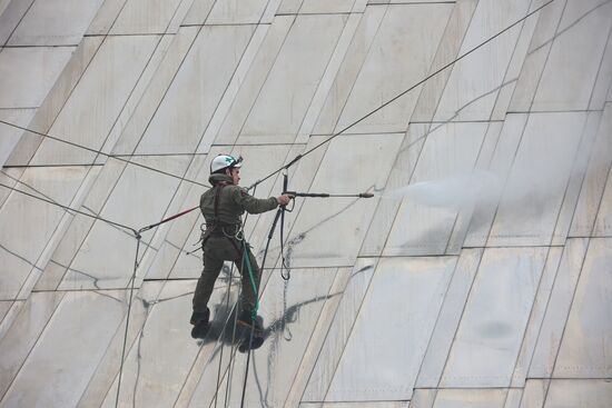 Монумент "Покорителям космоса" и фонтаны помыли после зимы на ВДНХ