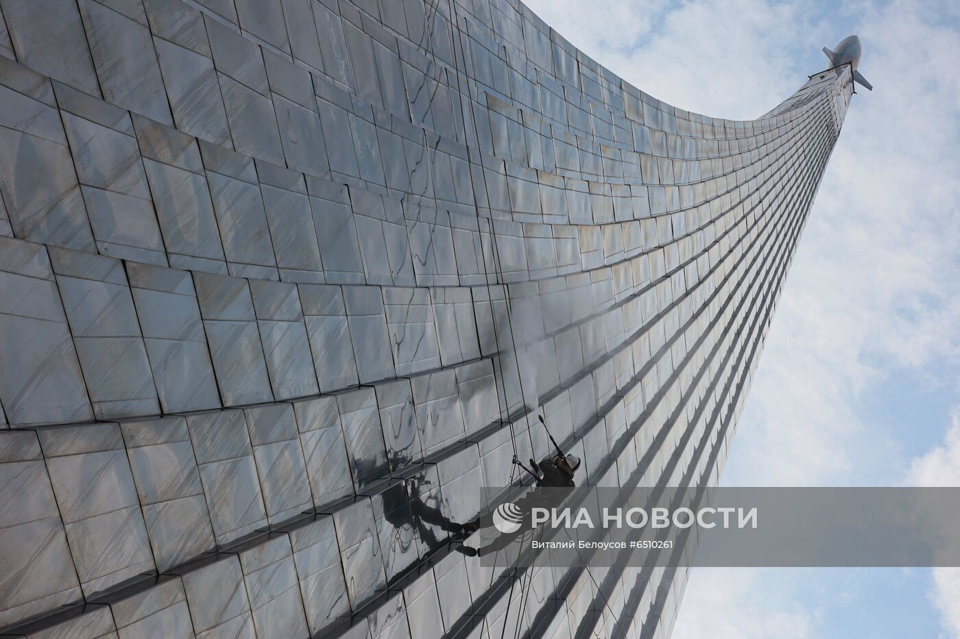 Монумент "Покорителям космоса" и фонтаны помыли после зимы на ВДНХ