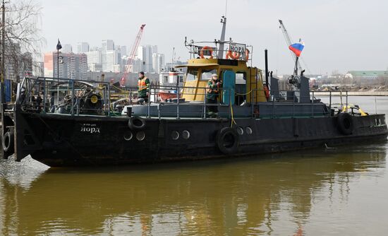 Подготовка к открытию технической навигации на Москве-реке  