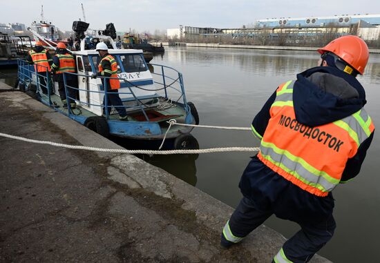 Подготовка к открытию технической навигации на Москве-реке  