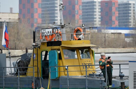 Подготовка к открытию технической навигации на Москве-реке  