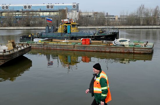 Подготовка к открытию технической навигации на Москве-реке  