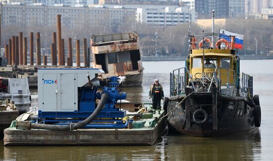 Подготовка к открытию технической навигации на Москве-реке  