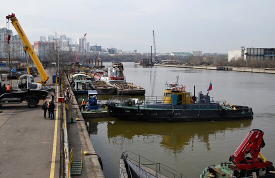 Подготовка к открытию технической навигации на Москве-реке  