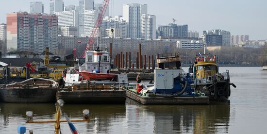 Подготовка к открытию технической навигации на Москве-реке  