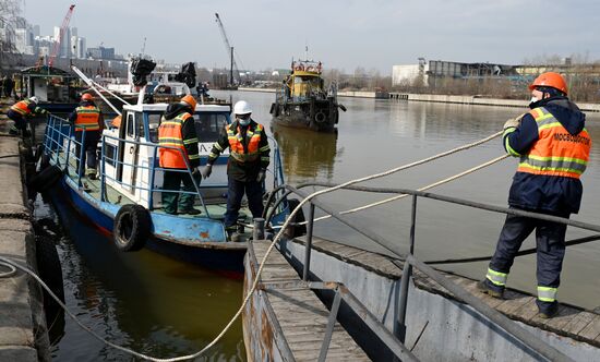 Подготовка к открытию технической навигации на Москве-реке  