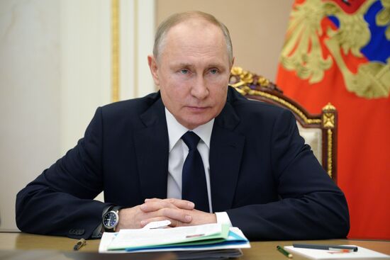 Президент РФ В. Путин провел встречу с В. Ховалыгом