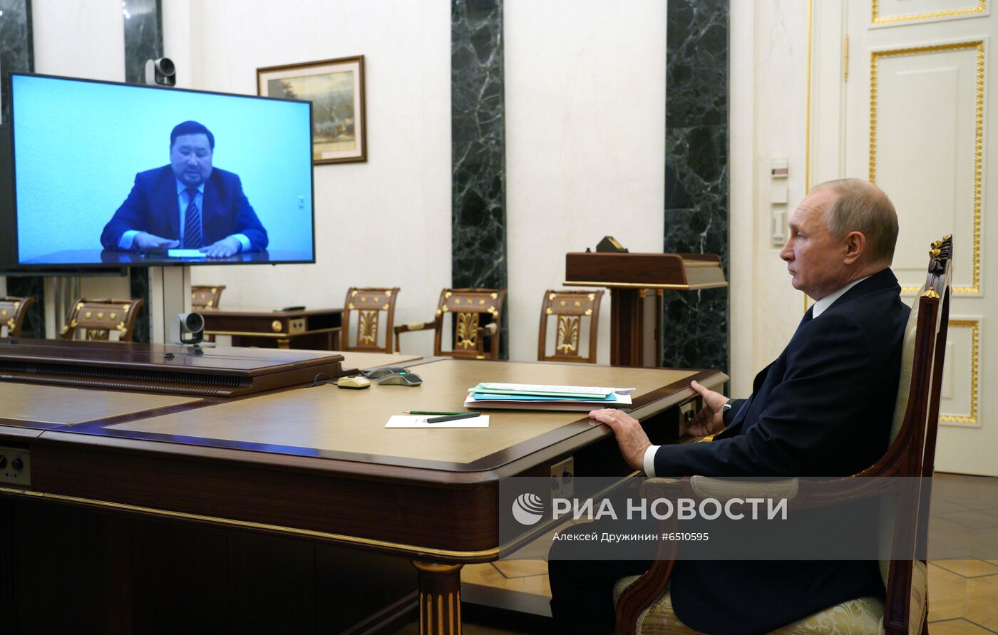 Президент РФ В. Путин провел встречу с В. Ховалыгом