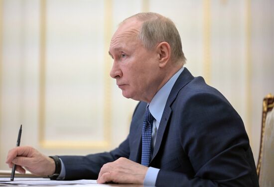 Президент РФ В. Путин провел совещание о реализации посланий президента 2019 и 2020 годов