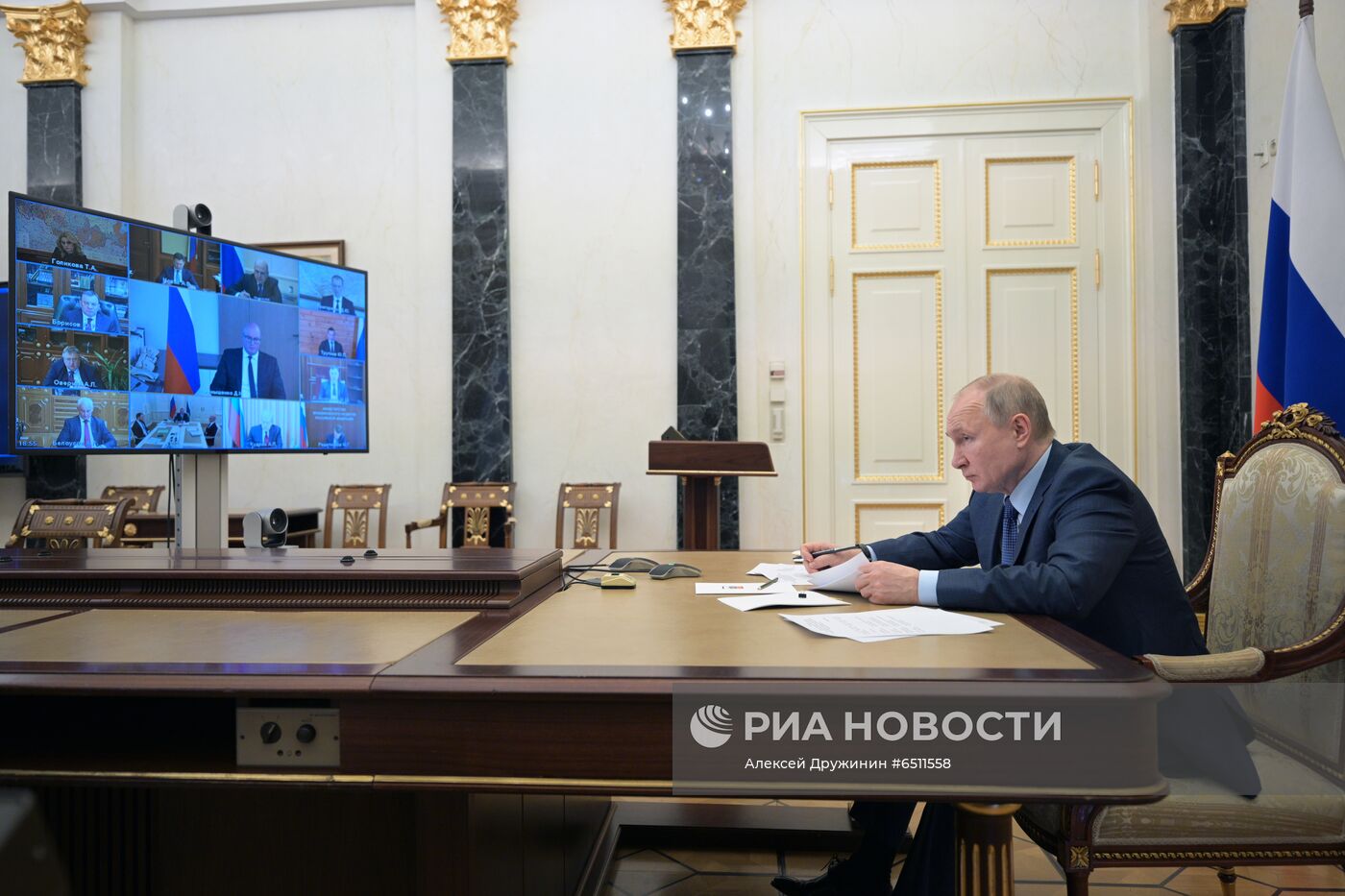 Президент РФ В. Путин провел совещание о реализации посланий президента 2019 и 2020 годов