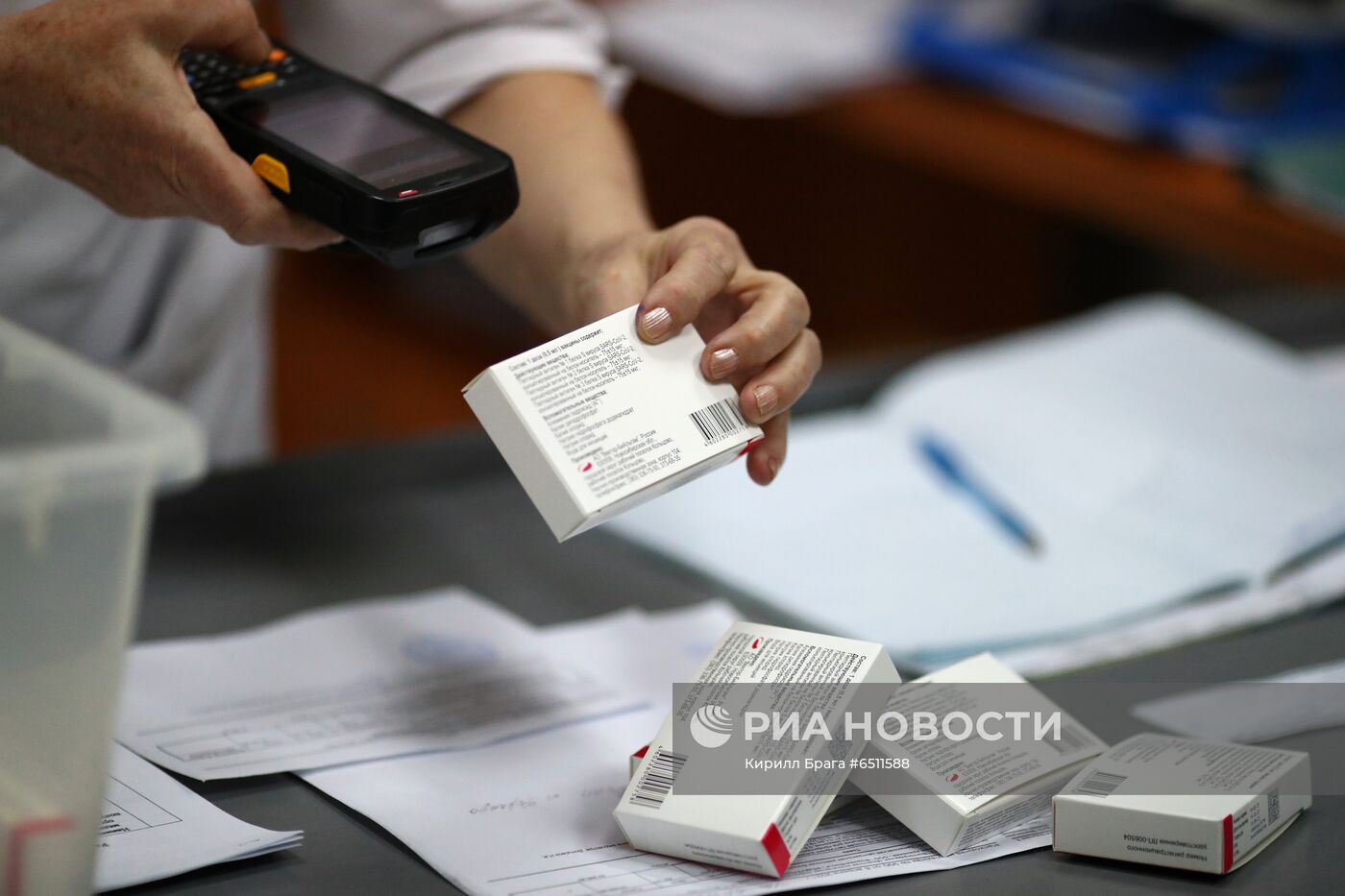 Вакцина "ЭпиВакКорона" доставлена в Волгоград