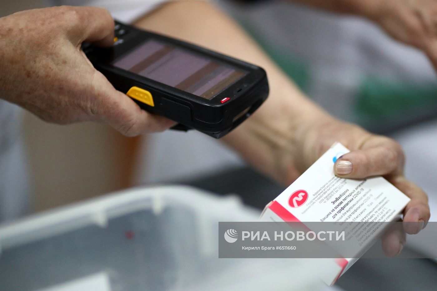 Вакцина "ЭпиВакКорона" доставлена в Волгоград