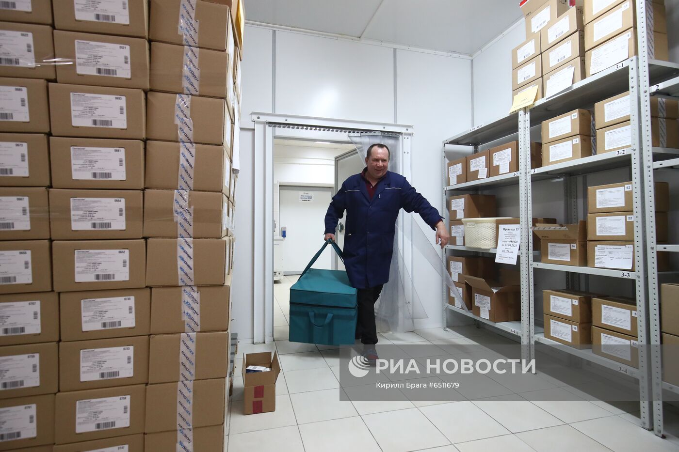 Вакцина "ЭпиВакКорона" доставлена в Волгоград