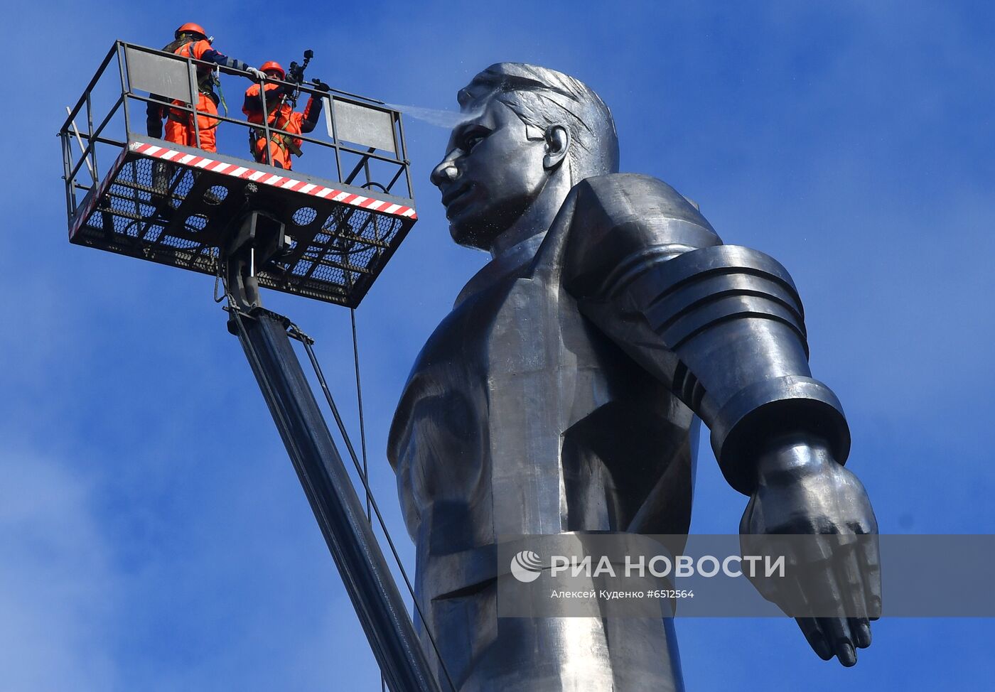 Помывка памятников Ю. Гагарину в Москве